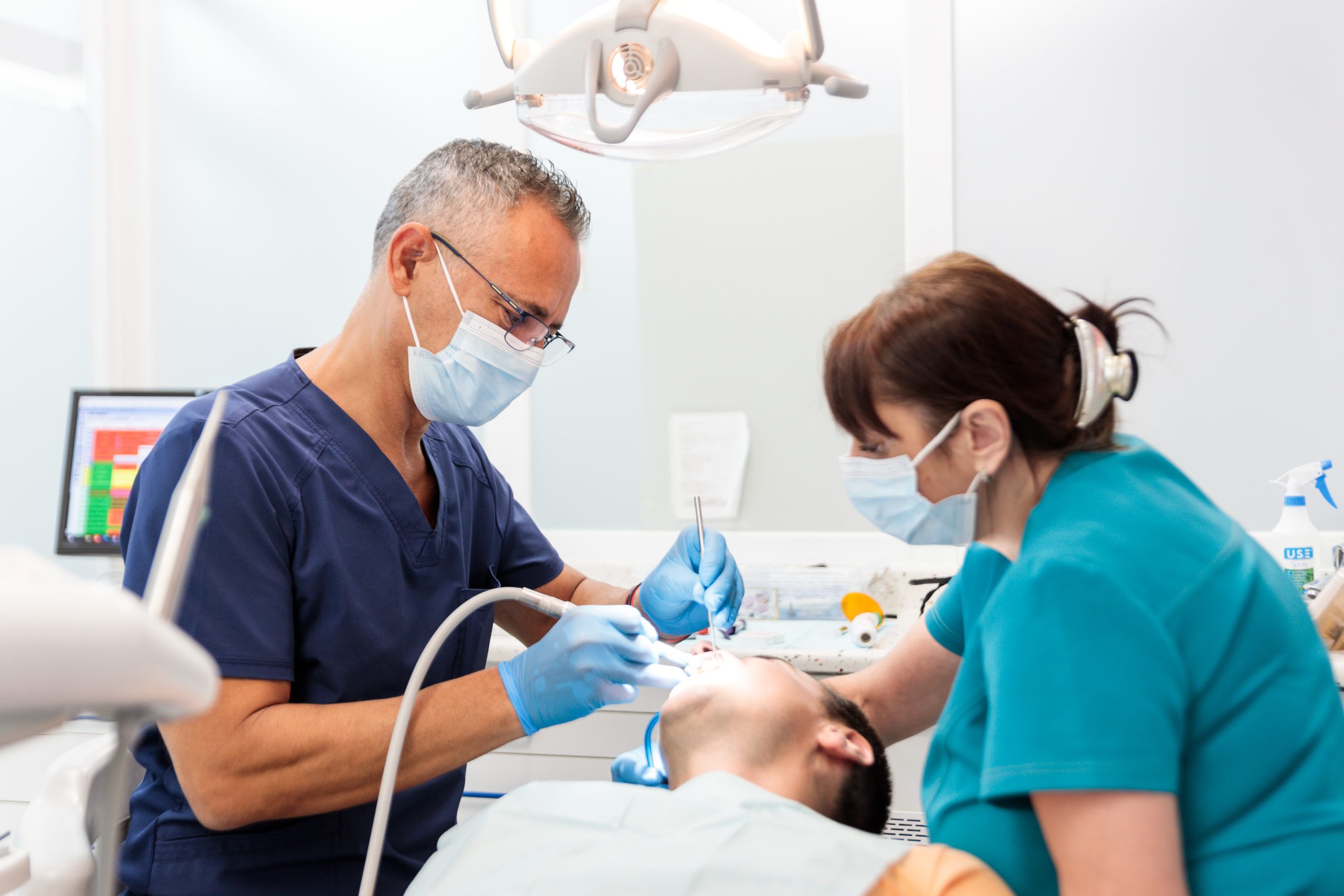 Dr. Javier Ochando estética dental trabajando Getafe